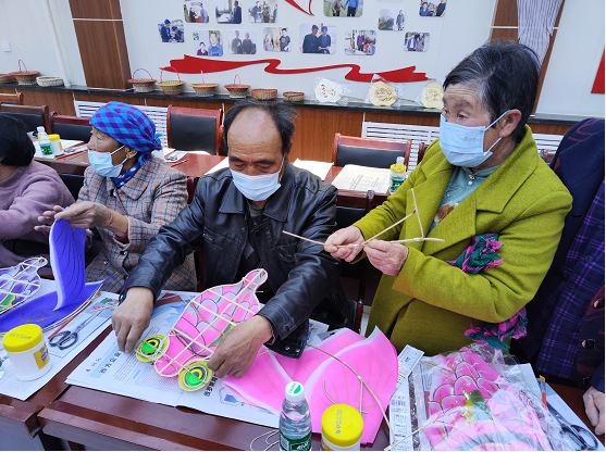 在“鄉(xiāng)村振興”的路上“放飛希望” 全國(guó)助殘日 “放飛希望 ?手工藝品制作技能培訓(xùn)”—張北華潤(rùn)希望小鎮(zhèn)